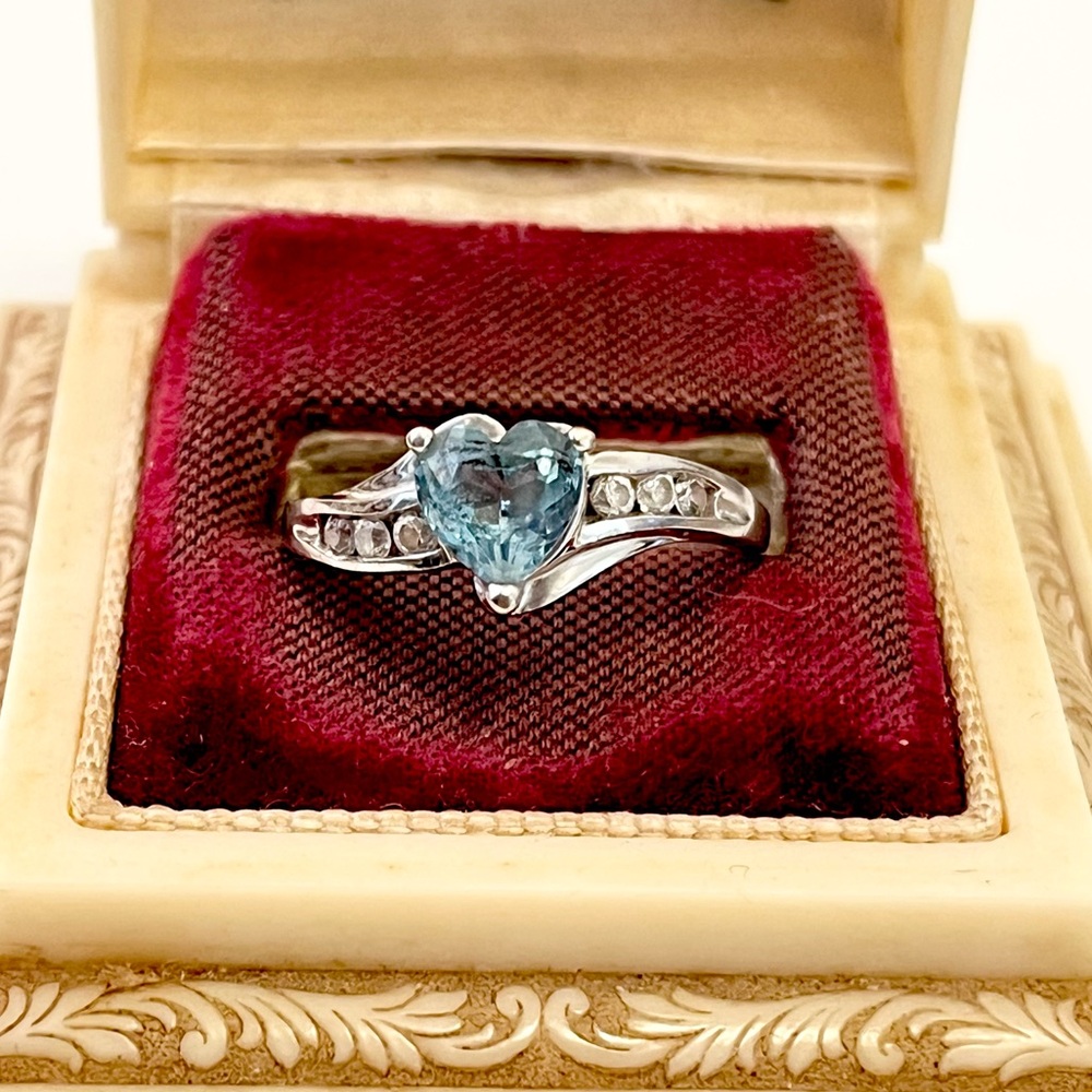 Womens 10K 10KT Solid White Gold Blue Topaz Heart Ring 2.2 Grams Size 6.75
